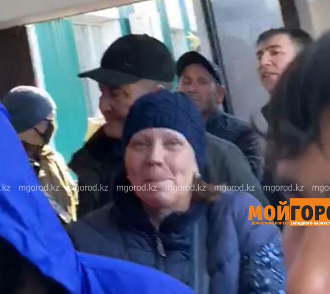 Жителям ЗКО и иностранцам приходится выстаивать очередь в миграционную службу в тесном и душном помещении (видео)