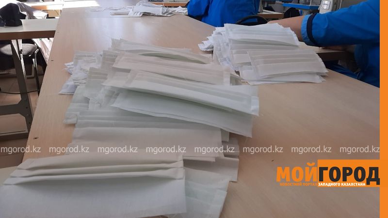 Школьники учатся шить маски в Атырауской области