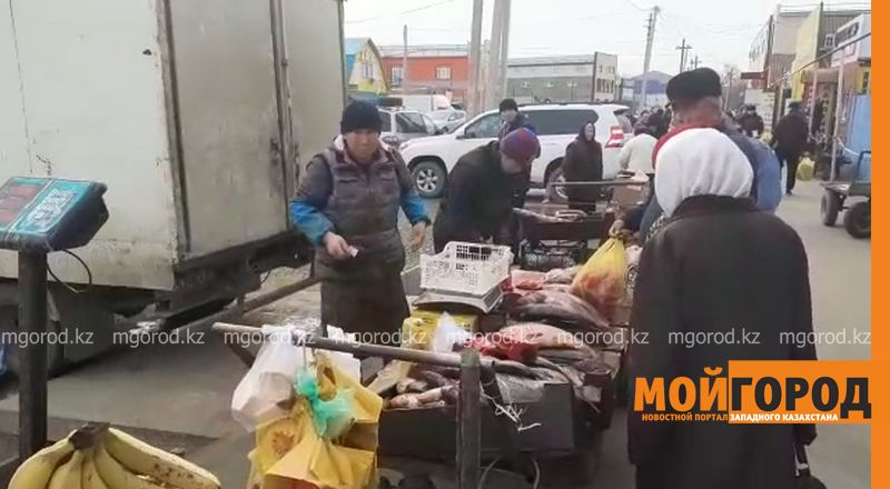 Продавцы рынка в Уральске разгоняют стихийных торговцев (видео)