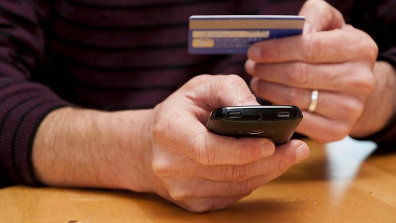 Мужчина украл крупную сумму денег с помощью телефона в Актау