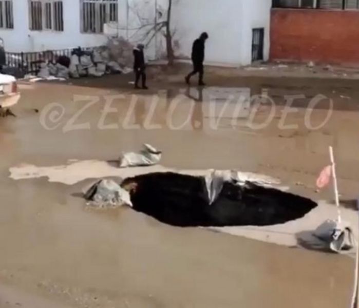 В Актобе на дороге провалился асфальт (видео)
