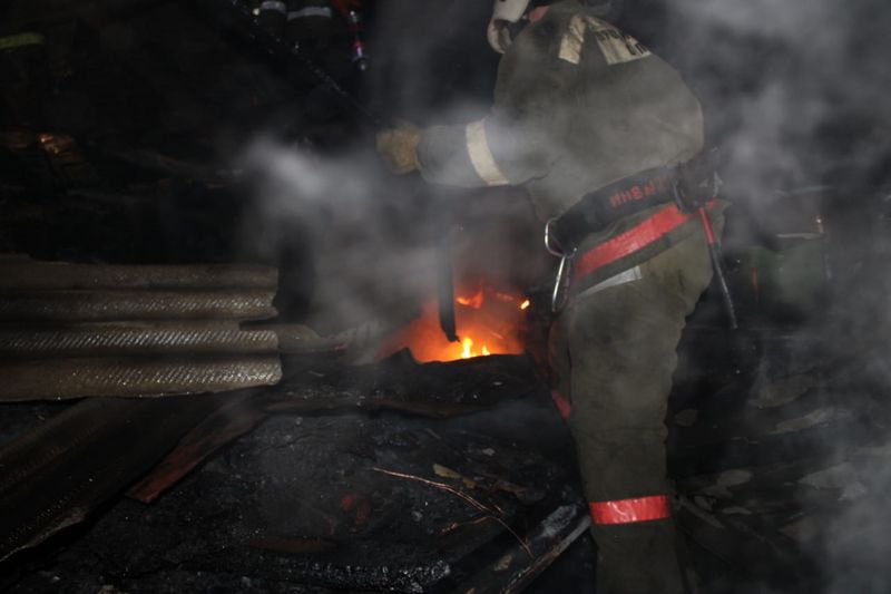 Два газовых баллона вытащили из горящего помещения пожарные в ЗКО