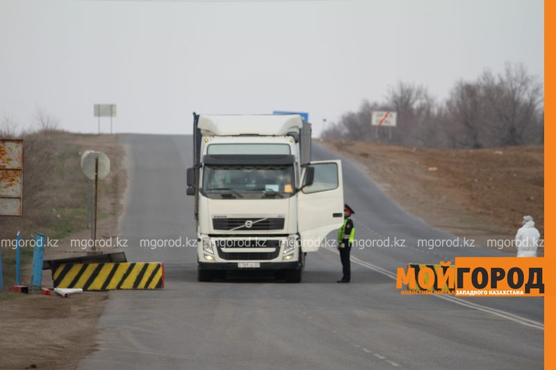 Разъяснительную работу ведут полицейские на блокпостах в Уральске