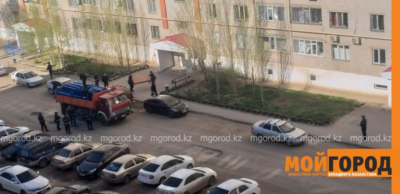 Один за другим в Актобе и его окрестностях закрыли дома на карантин