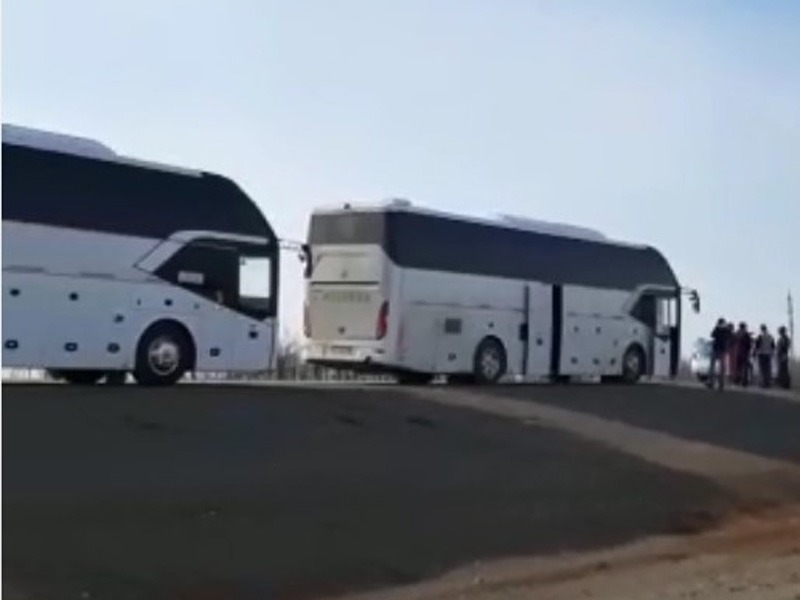 Автобусы в сопровождении полицейских напугали жителей ЗКО (видео)