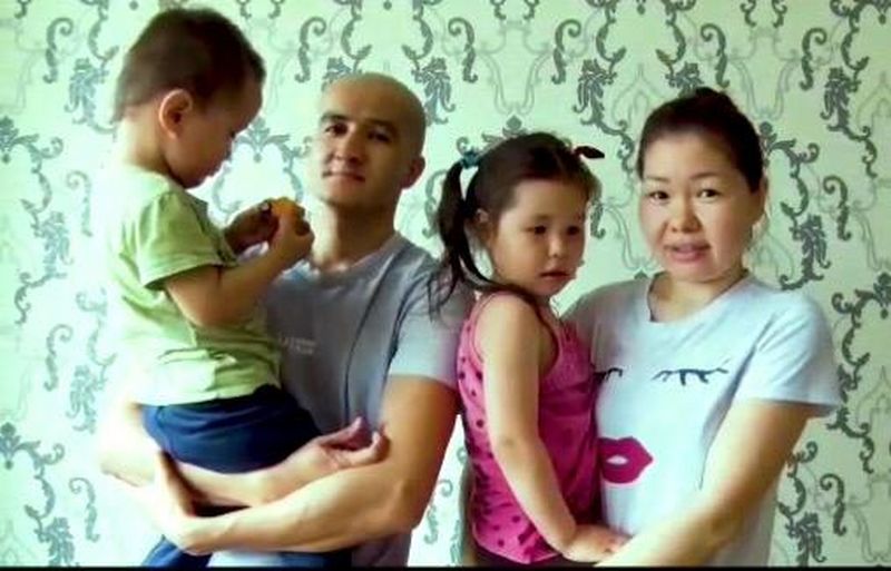 Полицейские ЗКО привезли к родителям малышей 2 и 4 лет, оставшихся в селе у бабушки (видео)