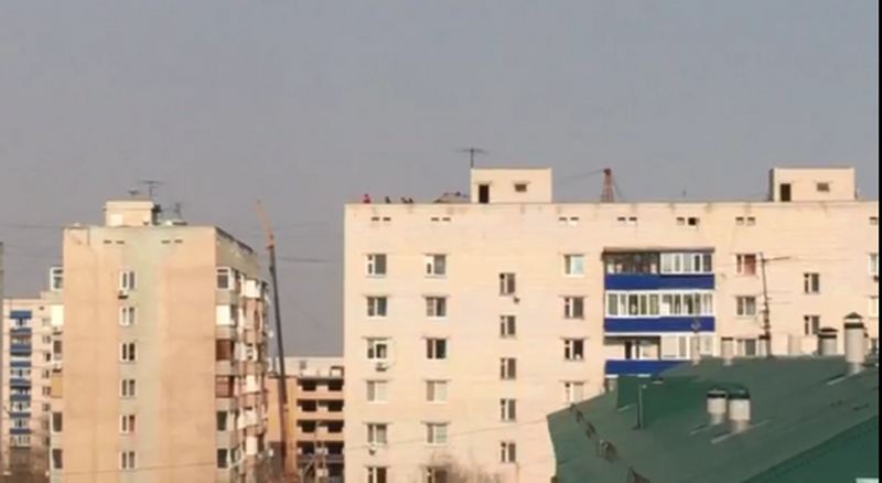 Полицейские ищут детей, игравших на крыше многоэтажки в Уральске (видео)