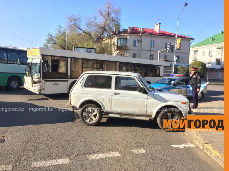 «Нива» столкнулась с пассажирским автобусом в центре Уральска (фото)