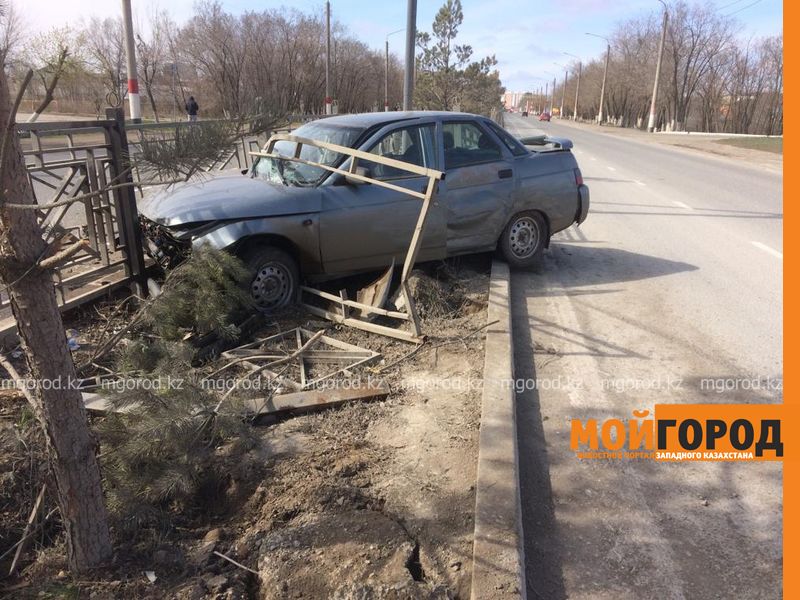 Водитель легковушки снес ограждение в Уральске