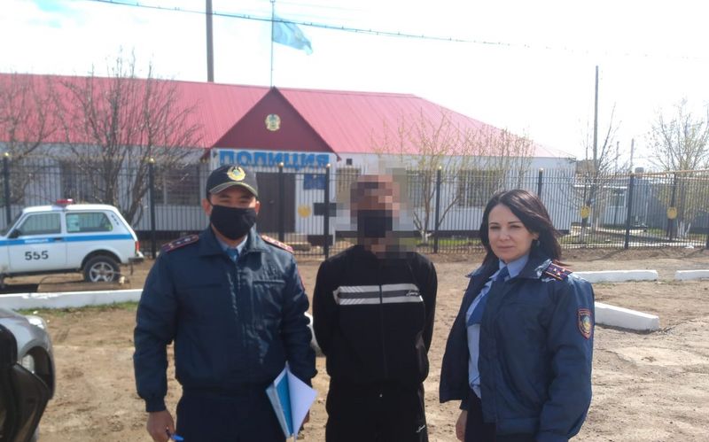 Полицейские сопровождают освободившихся заключенных до блокпостов в ЗКО