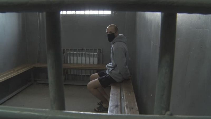 В Атырау за нарушение режима ЧП полицейские задержали мотоциклиста-лихача