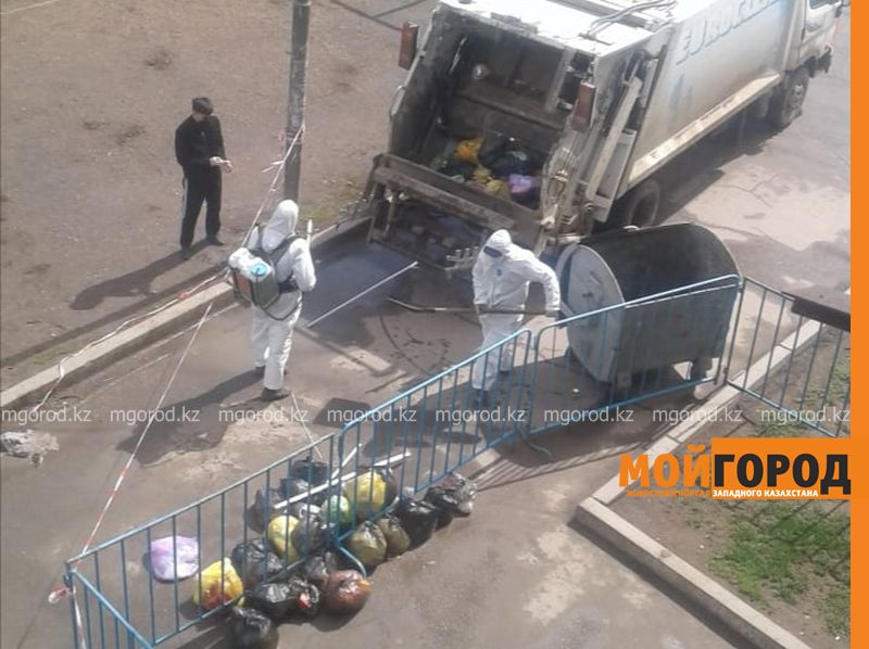 Жители оцепленного подъезда в Уральске пожаловались, что не могут выйти в магазин и аптеку (видео)