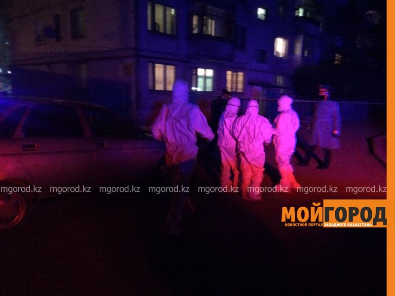 Подъезд многоэтажного дома оцепили в Уральске (фото)