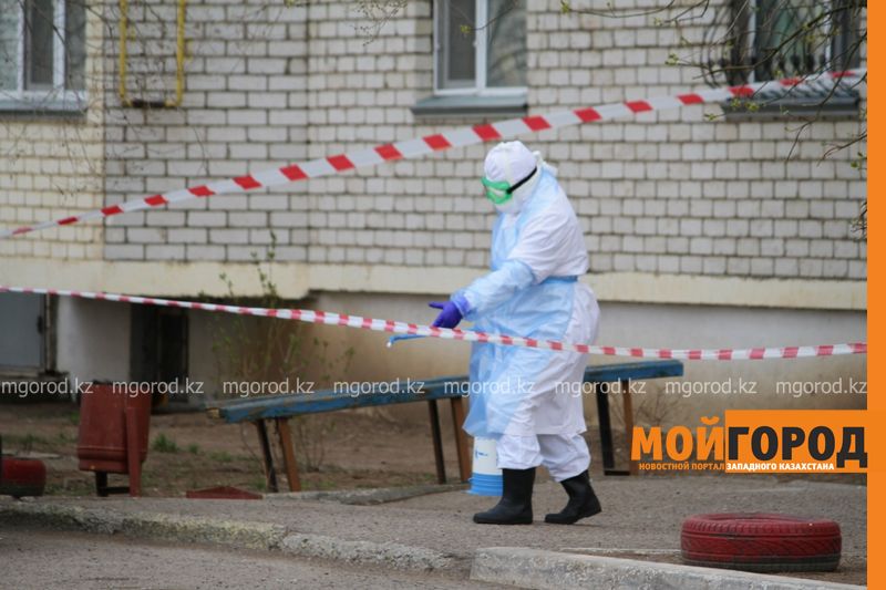 Подъезд еще одного дома оцепили в Уральске