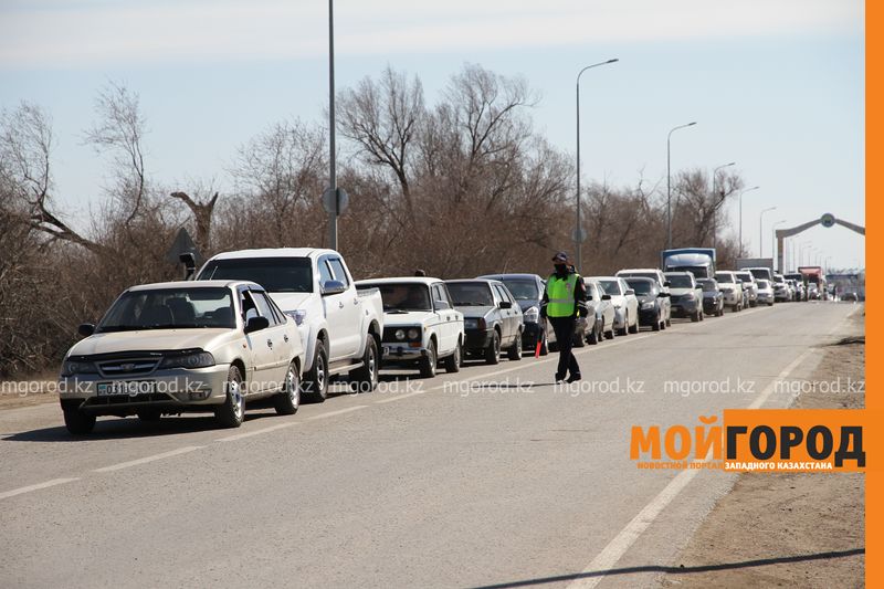 Километровая очередь образовалась у блокпоста в Уральске