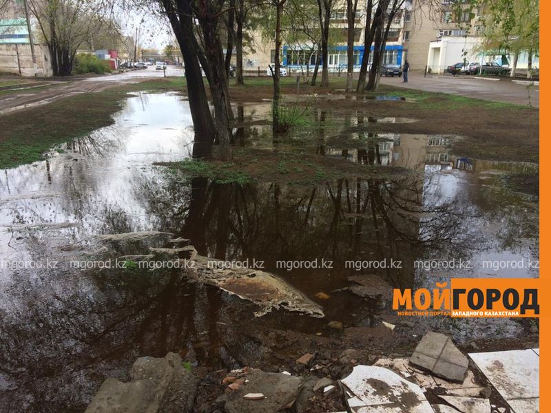 Проспект Назарбаева в Уральске подтопило водой из колодца (фото)