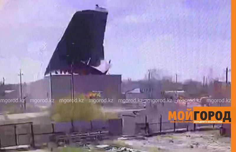 Сильный ветер сорвал кровлю строительного магазина в ЗКО (видео)