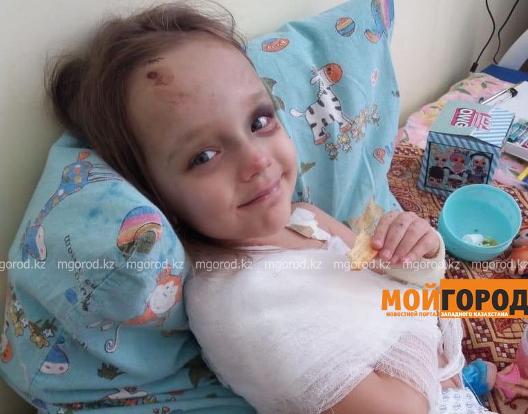 Из больницы выписали 6-летнюю дочку автоледи, столкнувшейся с полицейской машиной в Уральске