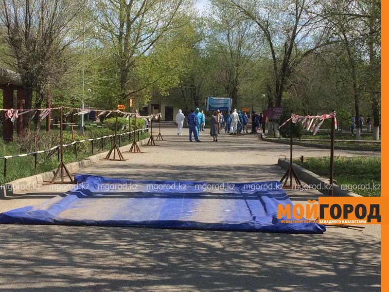 Зараженные коронавирусом вытолкнули дверь больницы в Уральске и требуют выписки (фото)