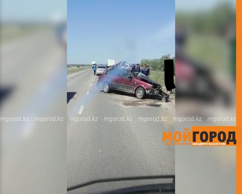 Пассажирка скорой помощи и водитель легкового авто погибли в ДТП на автодороге в ЗКО (видео)
