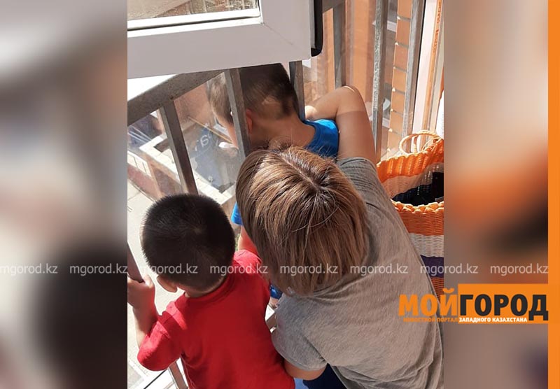 Голова ребенка застряла между металлическими прутьями на балконе в Актобе (фото)