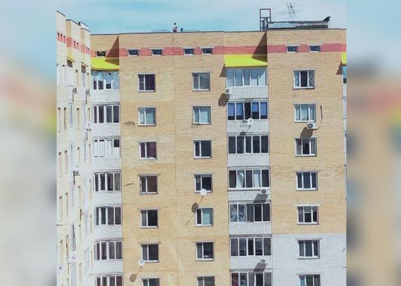 Играющих на крыше девятиэтажки детей сняли на видео в Уральске