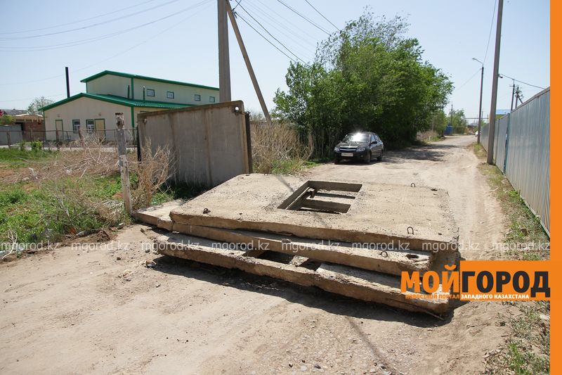 Предприниматель перегородил дорогу плитами жителям микрорайона в Уральске