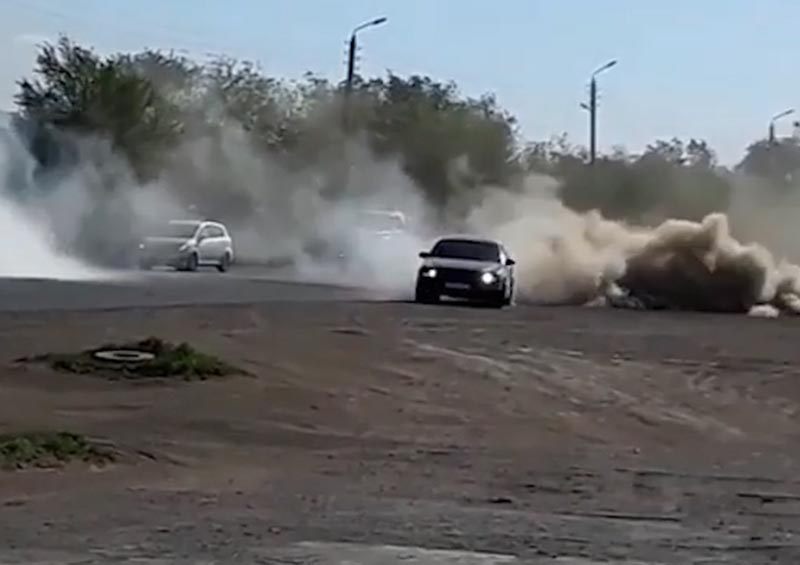 Дрифт водителя на иномарке сняли на видео в Уральске