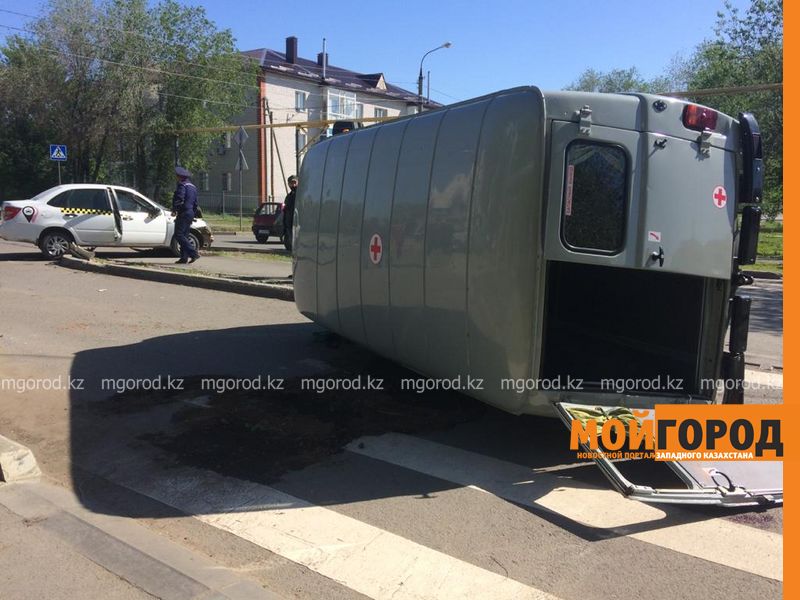 В Уральске при столкновении такси и машины СПИД-центра пострадала женщина