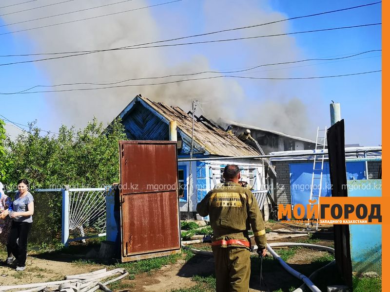 Жилой дом горит в Уральске