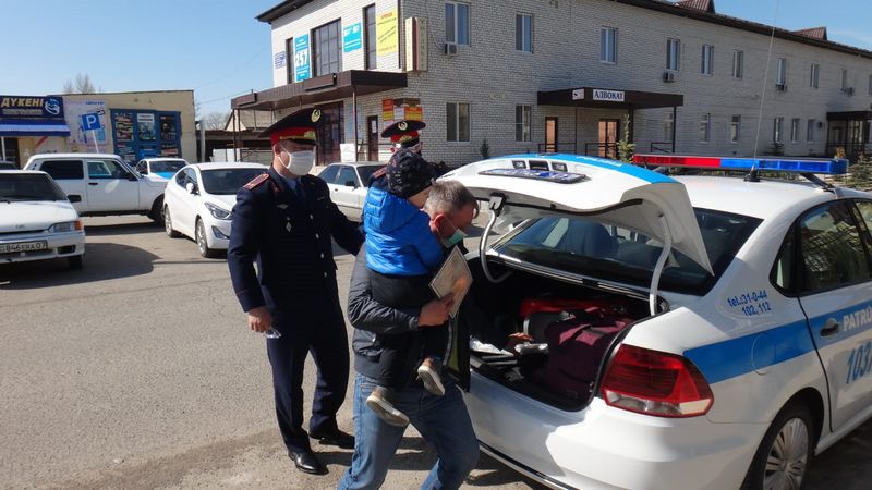 Полицейские отвезли 3-летнего малыша из Аксая к родителям в Оренбург