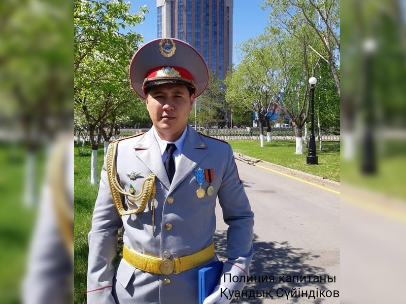 Спасших тонущих детей полицейских наградили в Атырау