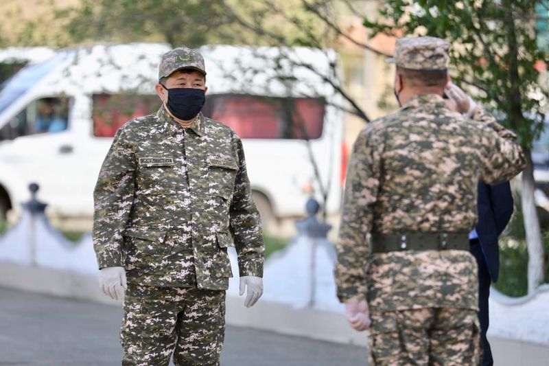 Аким Атырауской области поздравил военнообязанных с Днем защитника Отечества