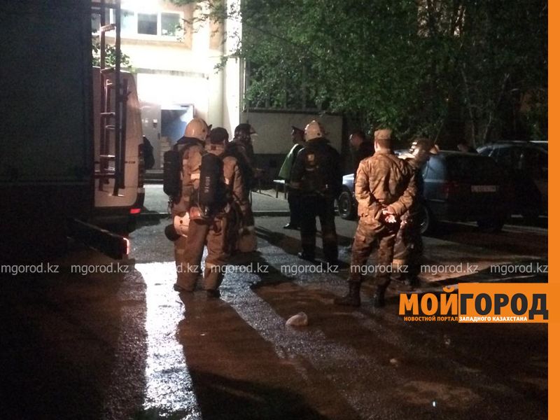 Около сотни человек эвакуировали из горящей десятиэтажки в Уральске