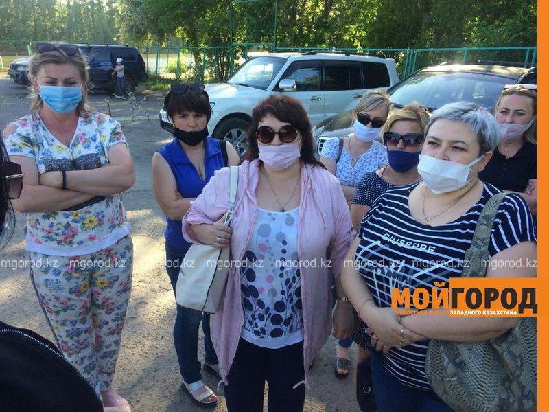Родители уральских выпускников требуют, чтобы их детям торжественно вручили аттестаты