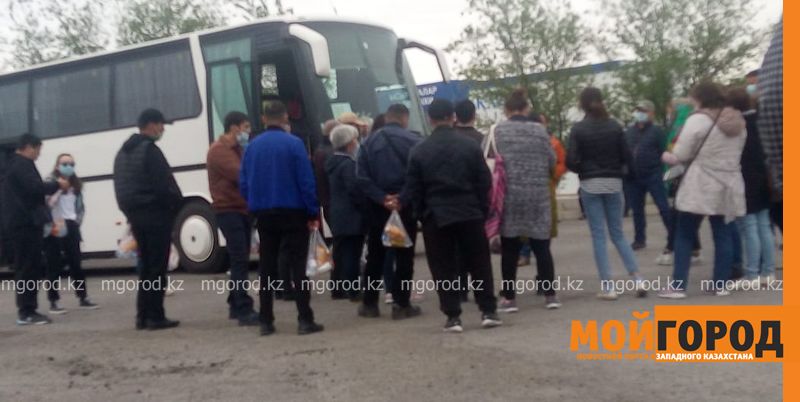 Из-за срыва графика доставки вахтовиков из Тенгиза рабочие из ЗКО остались в Атырау
