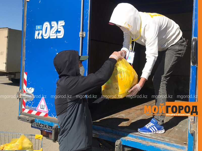 Приезжаешь с продуктовой корзиной, а там коттедж и джип стоит - волонтеры Уральска рассказали о работе в период режима ЧП
