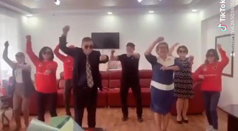 Аким поселка Карагандинской области получил дисциплинарное взыскание за участие в танцевальном флешмобе (видео)