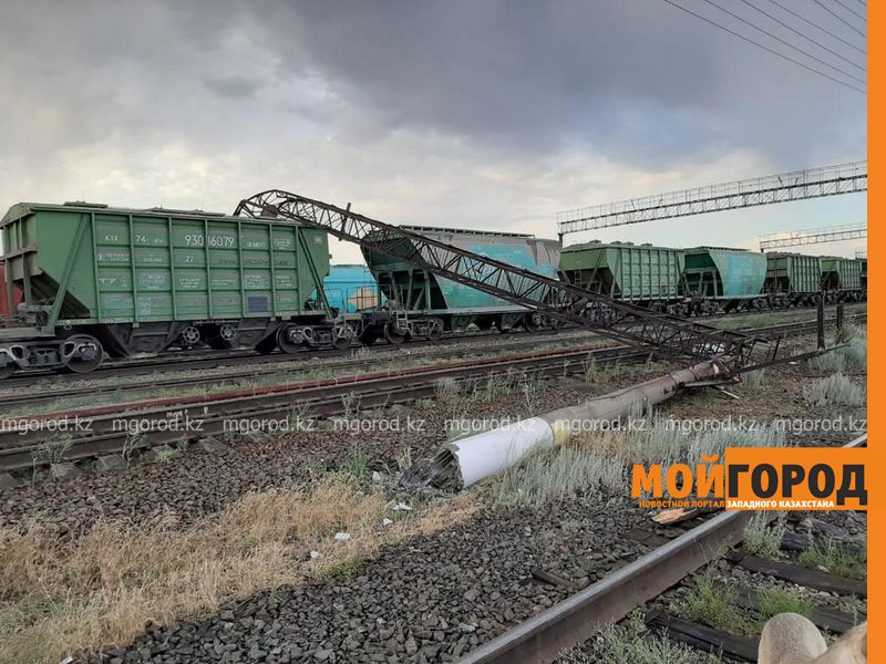 Ураган в Актюбинской области повалил столбы и оставил здания без кровли (фото)