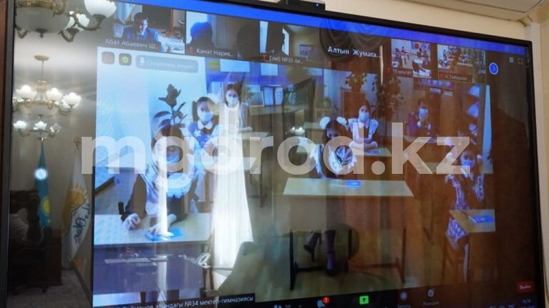 Аким Уральска поздравил выпускников школ