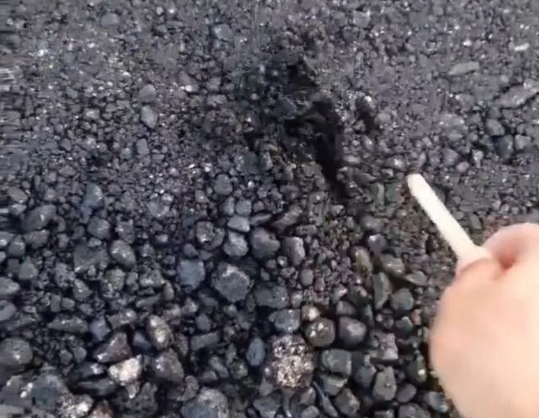 Палочкой от мороженого расковырял новый асфальт житель Уральска (видео)