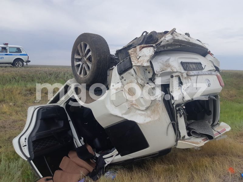 В Актюбинской области Toyota Land Cruiser Prado перевернулся на крышу