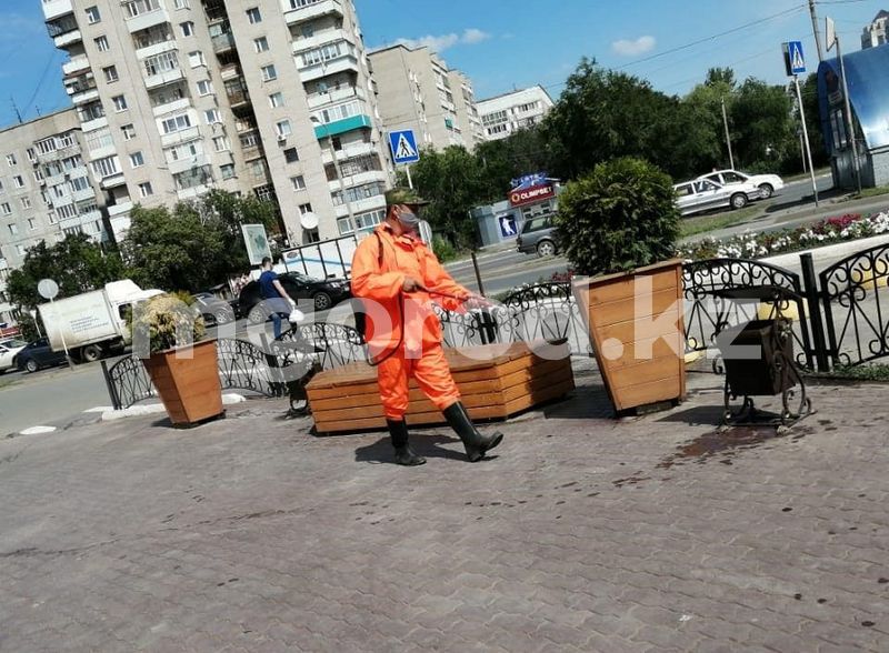 Улицы и остановочные павильоны продезинфицировали в Уральске