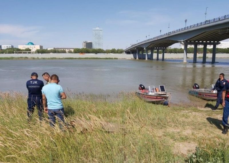В Атырау девушка спрыгнула с моста