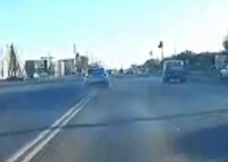 Промчался по «встречке»: полицейский на служебном авто пересек двойную сплошную в Уральске (видео)