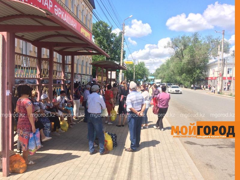 Толпы людей стоят на остановках Уральска и не могут разъехаться по домам