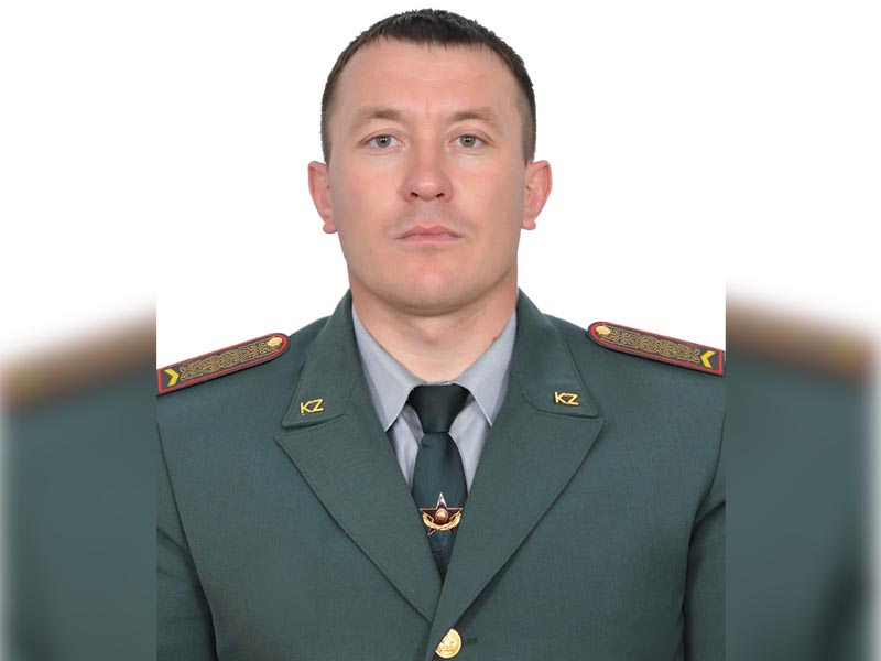 В Актобе гвардеец спас девушку от насильника