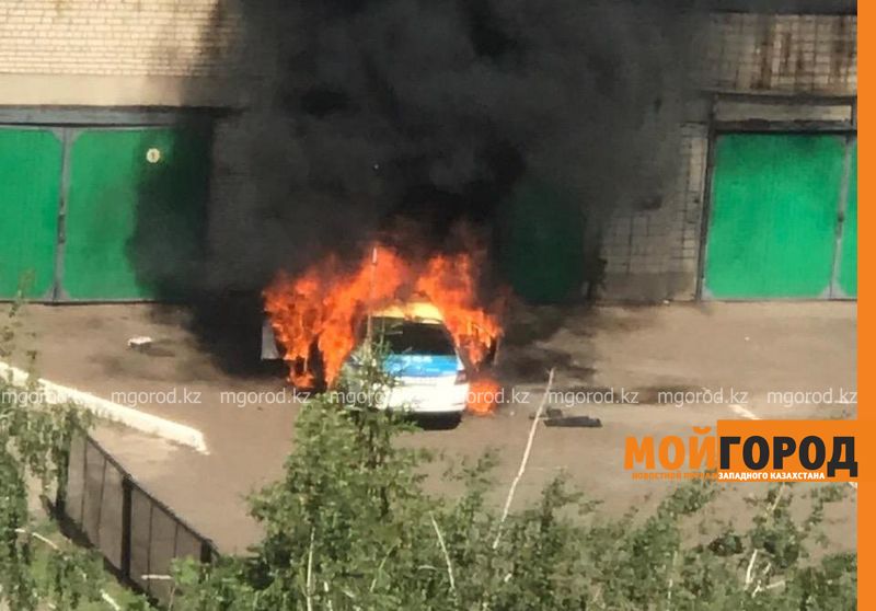 Патрульный автомобиль сгорел на стоянке местной полицейской службы в Уральске (фото)