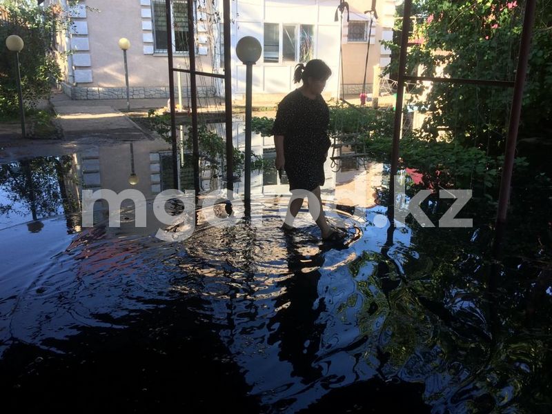 Шесть домов и предприятие затопило фекалиями после порыва КНС в Уральске