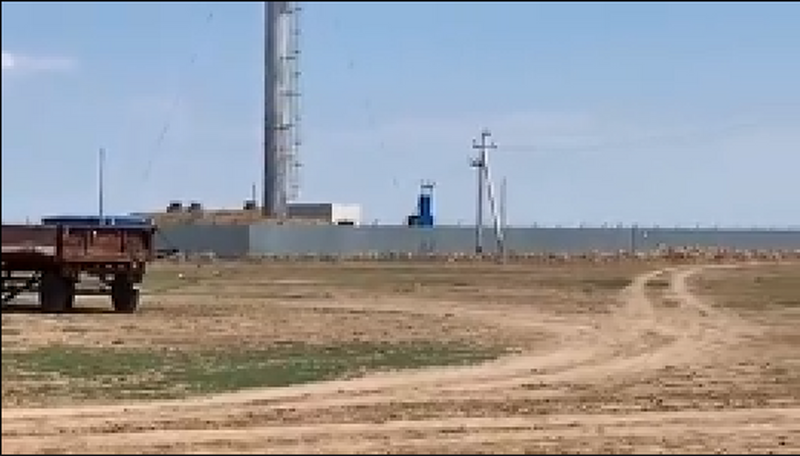 Жители ЗКО сняли на видео сотни сайгаков, скачущих по селу